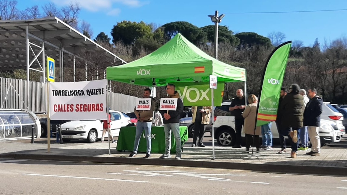 La carpa de Vox durante la protesta. / S.D.