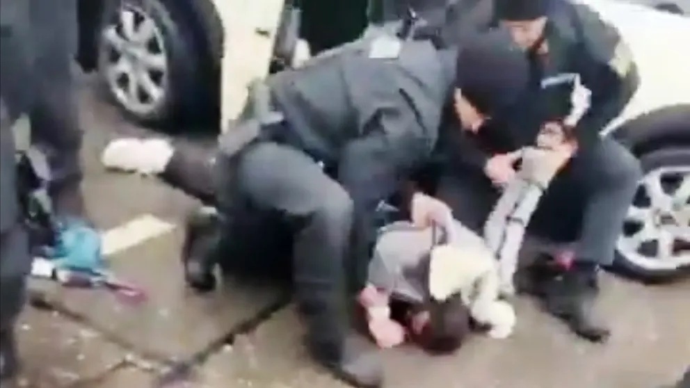 El momento del arresto: La policía domina al hombre del Mini

Foto: X