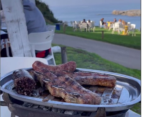 Una comida con vistas al mar. / IG