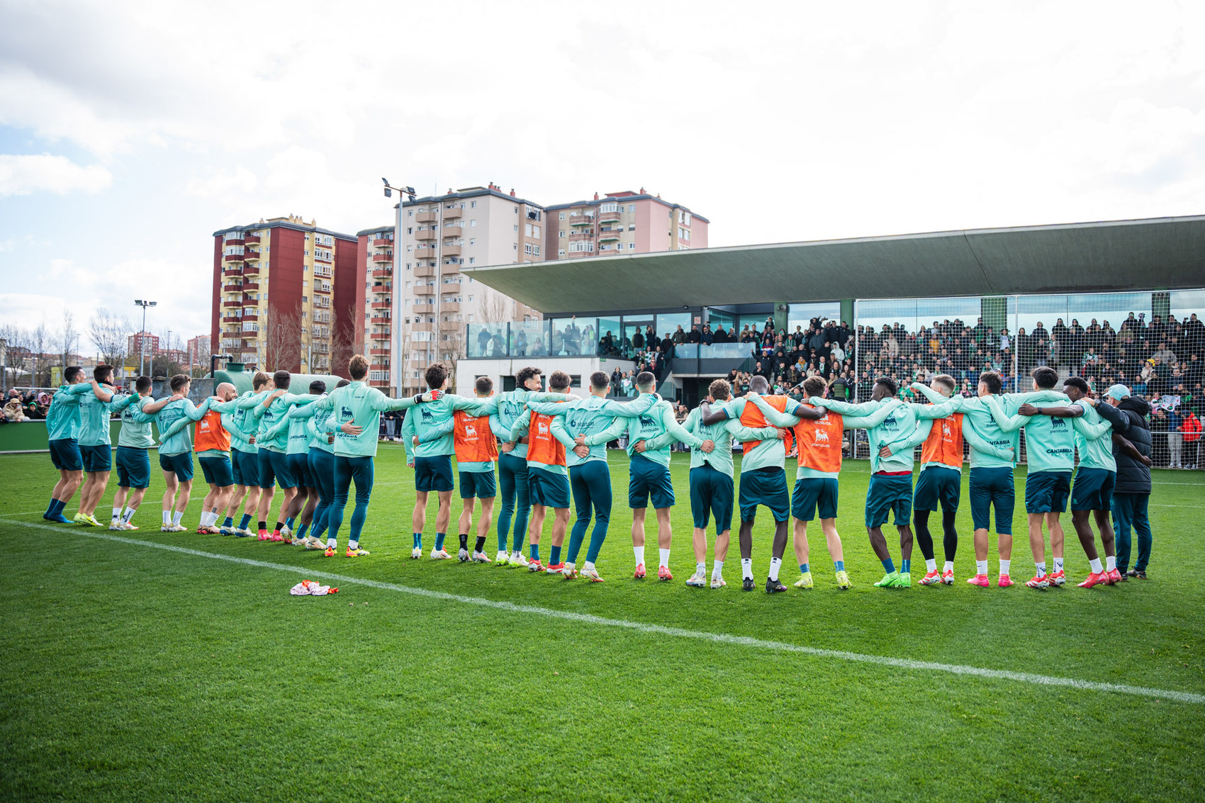 Los jugadores del Racing refuerzan su unión con la afición. / RRC