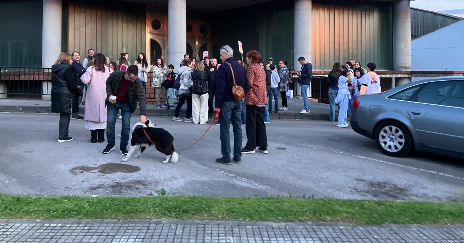Manifestantes con mascotas se congregan cerca de la antigua sede del diario ALERTA, donde algunos exhibieron carteles en un intento de intimidación hacia el periodismo libre.