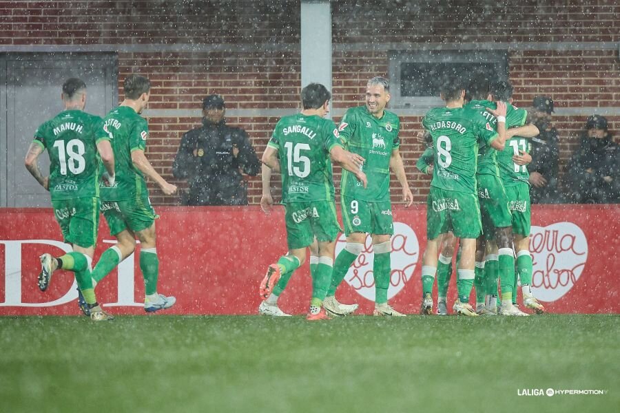 Los jugadores del Racing de Santander celebran bajo la lluvia el gol de Mario García en Anduva, que adelantó momentáneamente al conjunto cántabro ante el CD Mirandés en la jornada 32 de LaLiga Hypermotion.
