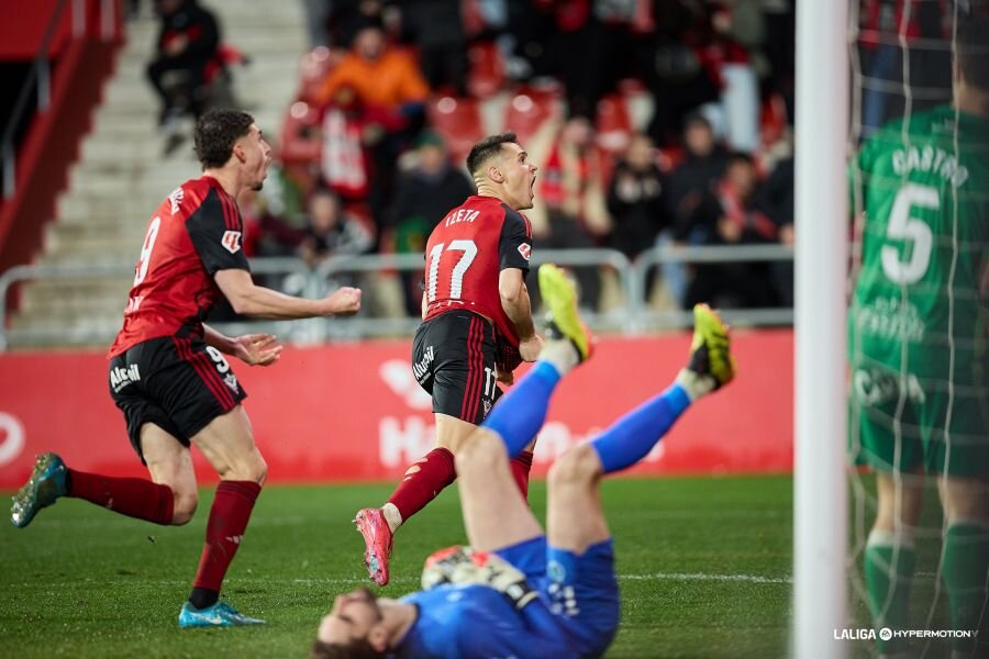 Izeta celebra el gol de la victoria del Mirandés, tras aprovechar un balón suelto en el área que desató la euforia local en Anduva. Su tanto en el minuto 51 fue clave para sellar el triunfo ante un Racing combativo que no logró revertir el marcador.