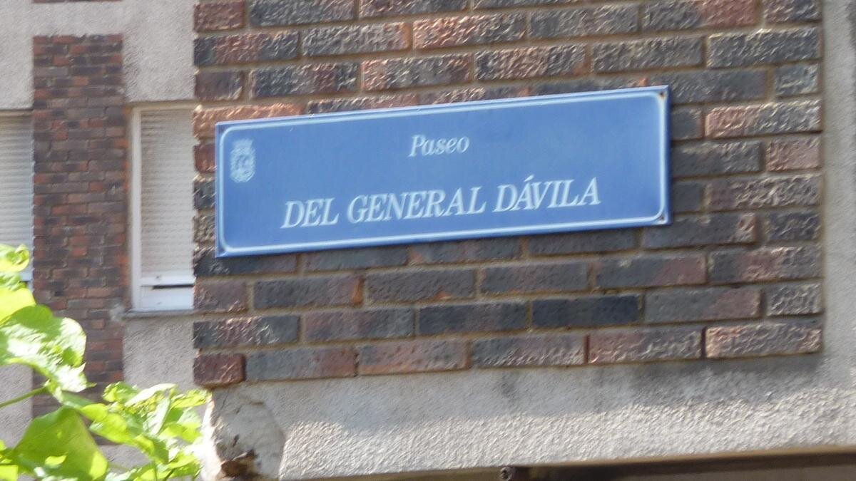 Placa del Paseo del General Dávila, en Santander, uno de los viales incluidos en la lista de cambios del callejero impulsados por la Ley de Memoria Democrática. Su futura denominación será "Paseo de Altamira".