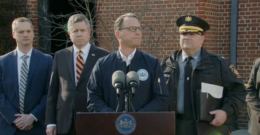 El gobernador de Pensilvania, Josh Shapiro, ofrece una declaración oficial junto a altos mandos de seguridad tras el incendio intencionado en la mansión del gobernador en Harrisburg. Las autoridades confirmaron que el siniestro, ocurrido de madrugada, está siendo investigado como un acto de incendio provocado.