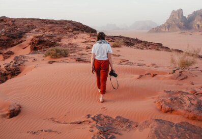 Una persona caminando en el desierto de arena rojiza. / A.E.