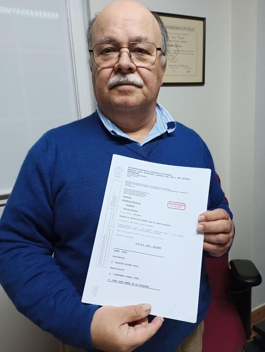 Javier Iturbe Heras, representante de Vecinos por Guriezo, muestra la documentación judicial presentada contra el Ayuntamiento por las presuntas irregularidades en la subasta de montes comunales.