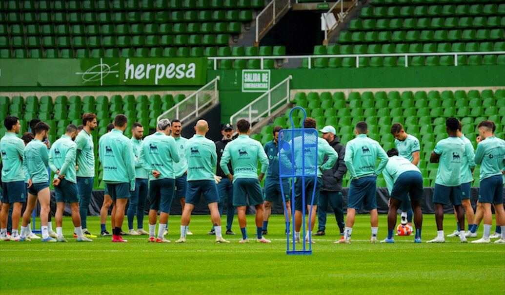 La plantilla del Racing de Santander ultima su preparación en Los Campos de Sport de El Sardinero antes del decisivo duelo ante el Deportivo.