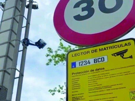 Una de las señales de las cámaras de vigilancia en la Plaza Mayor de Torrelavega. / Alerta
