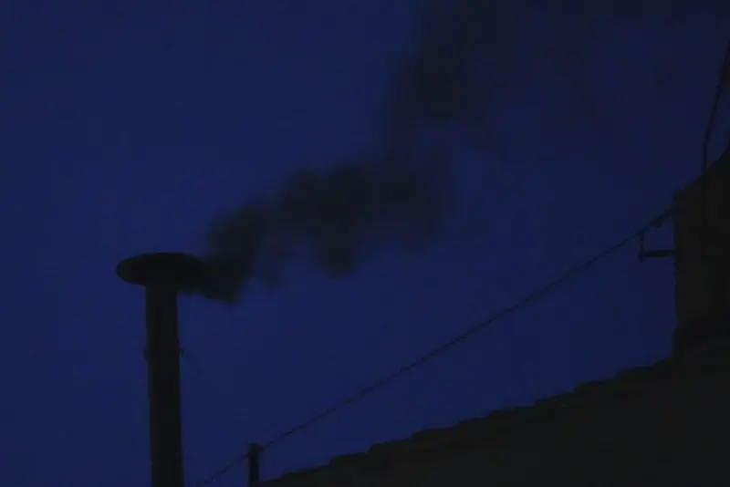 Una columna de humo negro sale de la chimenea de la Capilla Sixtina durante el cónclave para elegir a un nuevo papa, en el Vaticano, el miércoles 7 de mayo de 2025.