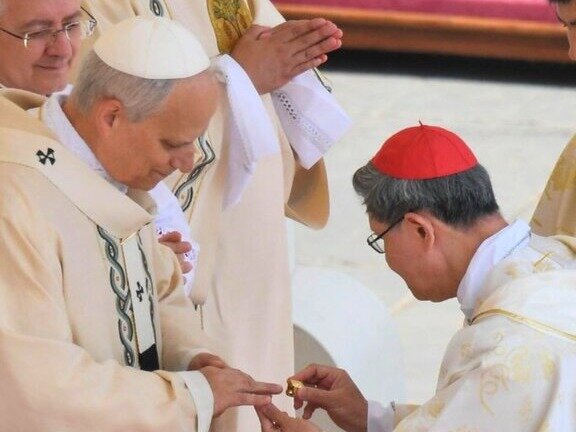 El cardenal Luis Antonio Tagle, le hace entrega del Anillo del Pescador.  / Vatican News