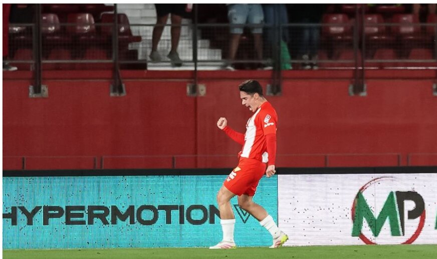 Sergio Arribas celebra el primer gol del Almería ante el Racing, clave en la victoria rojiblanca en el Power Horse Stadium.