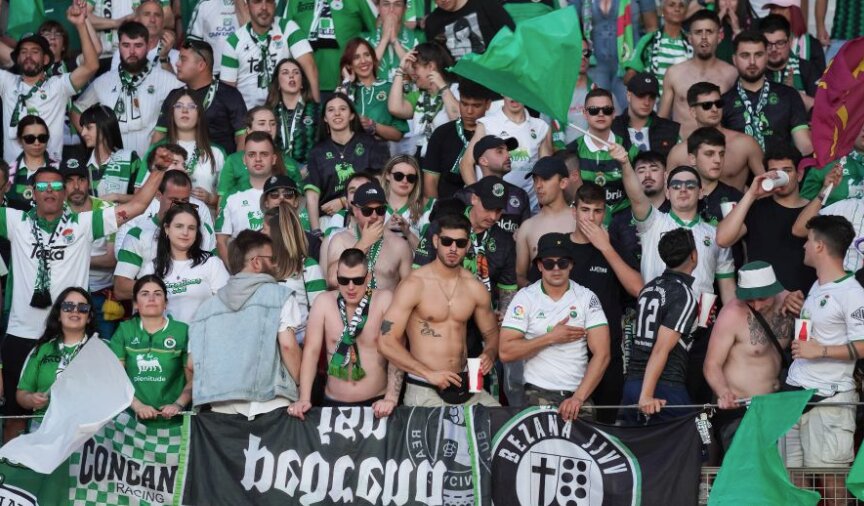 Más de 500 racinguistas tiñeron de verde las gradas del Power Horse Stadium en Almería, dando ejemplo de fidelidad y pasión por su equipo.