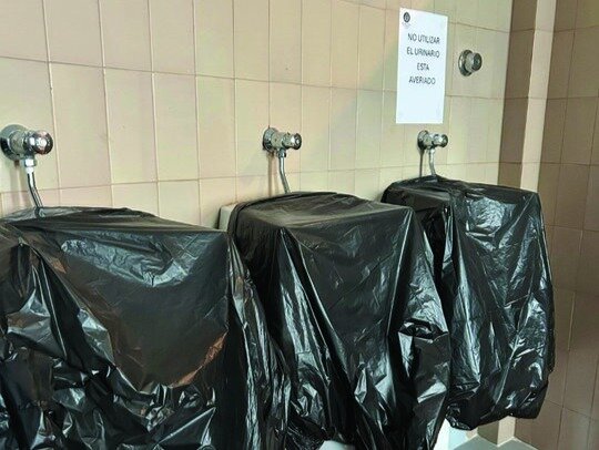 Baños averiados en la comisaría. / A.E.