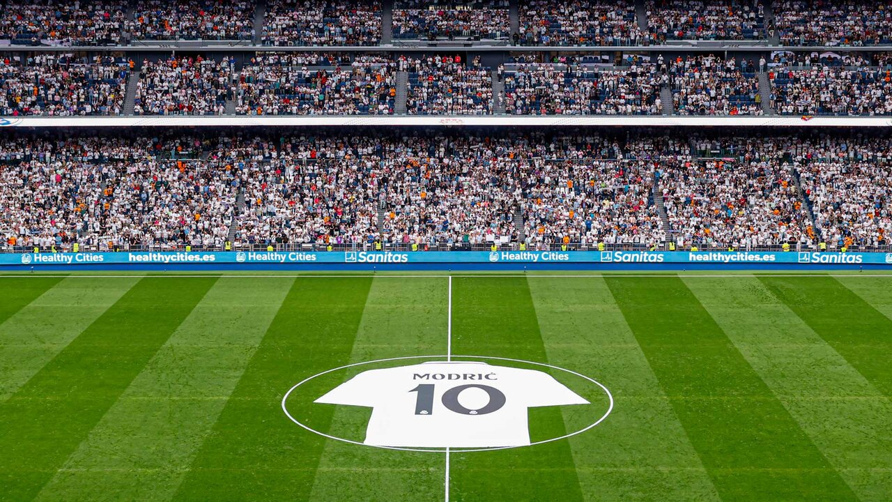 La camiseta gigante en el césped en honor a Modric. / X
