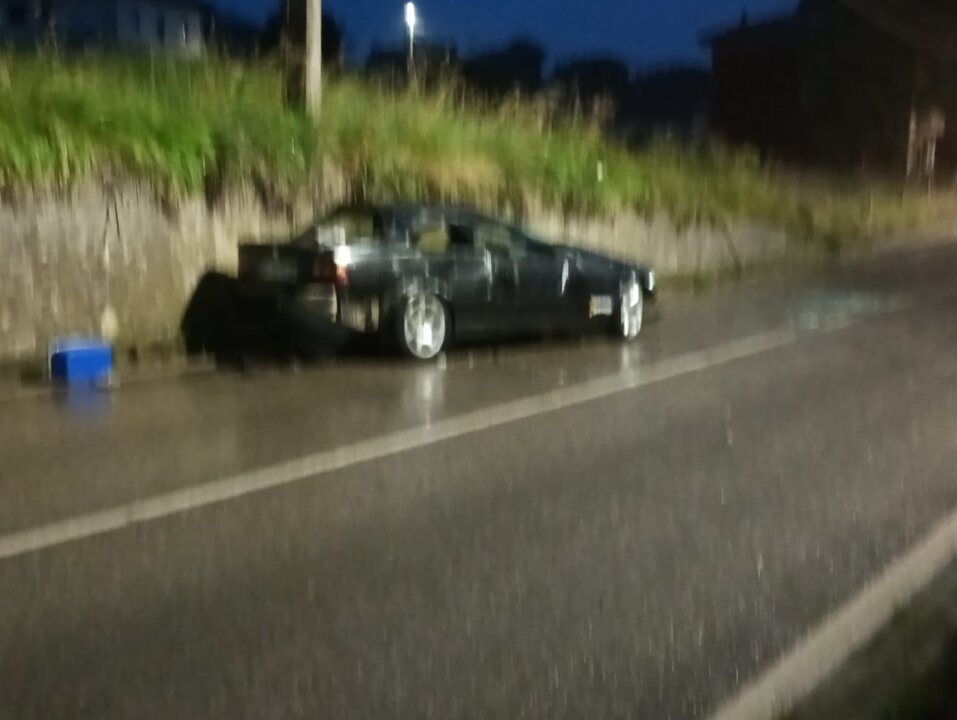 El vehículo siniestrado, tras haber volcado y quedado finalmente detenido junto al muro lateral de la carretera CA-454, en San Miguel de Meruelo.