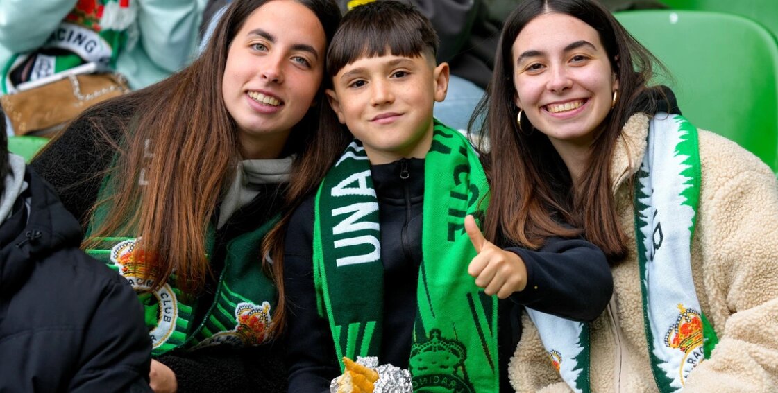 Varios aficionados posan para el fotógrafo del Racing. / RRC