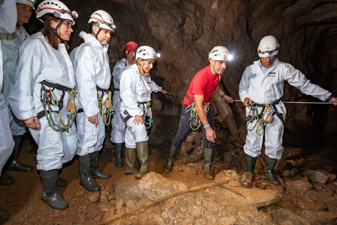 María José Sáenz de Buruaga recorre la vía ferrata de la mina de La Florida en el marco de los actos conmemorativos por los veinte años de El Soplao como enclave turístico. / Alerta