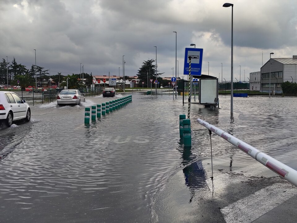 Agua acumulada en la zona del aeropuerto Seve Ballesteros Santander. / EP