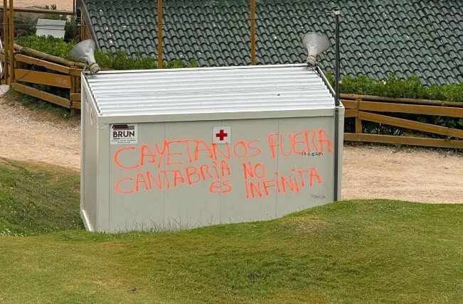 Pintadas en el puesto de la Cruz roja en la Playa de Los Locos. / PSP / RRSS
