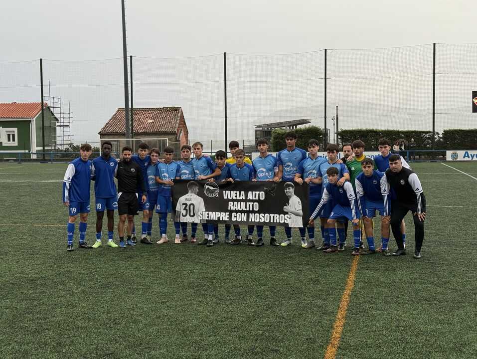 El Juvenil 'A' también homenajeó a Raúl en la previa de su encuentro ante la Peña Revilla. / CD Laredo