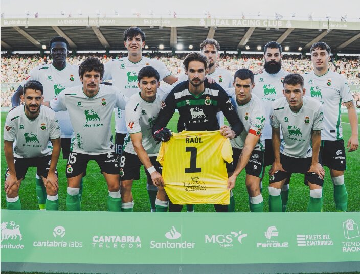 Los jugadores del Racing con la camiseta de Raúl en la foto de inicio del partido. / X / Jokin Ezkieta