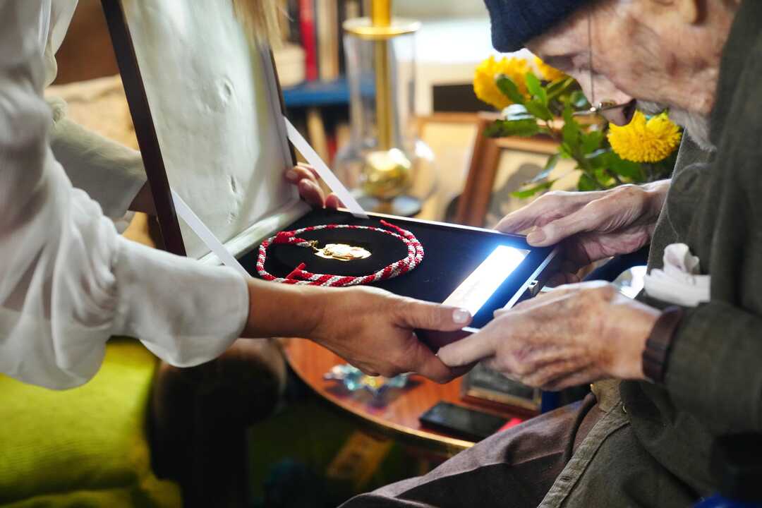 Álvaro Pombo contempla la Medalla de Oro de Cantabria, un reconocimiento
a su destacada trayectoria literaria y su vínculo con su tierra natal. / Alerta