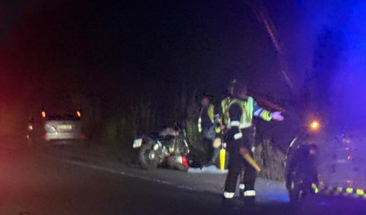 El motorista, tendido en el asfalto, fue atendido por los servicios de emergencia mientras se registraban retenciones de varios kilómetros en dirección Santander.