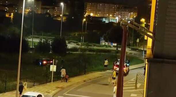 Instante final de la persecución: el vehículo empotrado tras sembrar el caos en Covadonga.