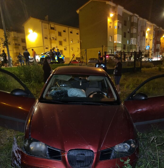 El detenido, oculto en un portal tras la huida a pie, momentos antes de ser reducido por los agentes.