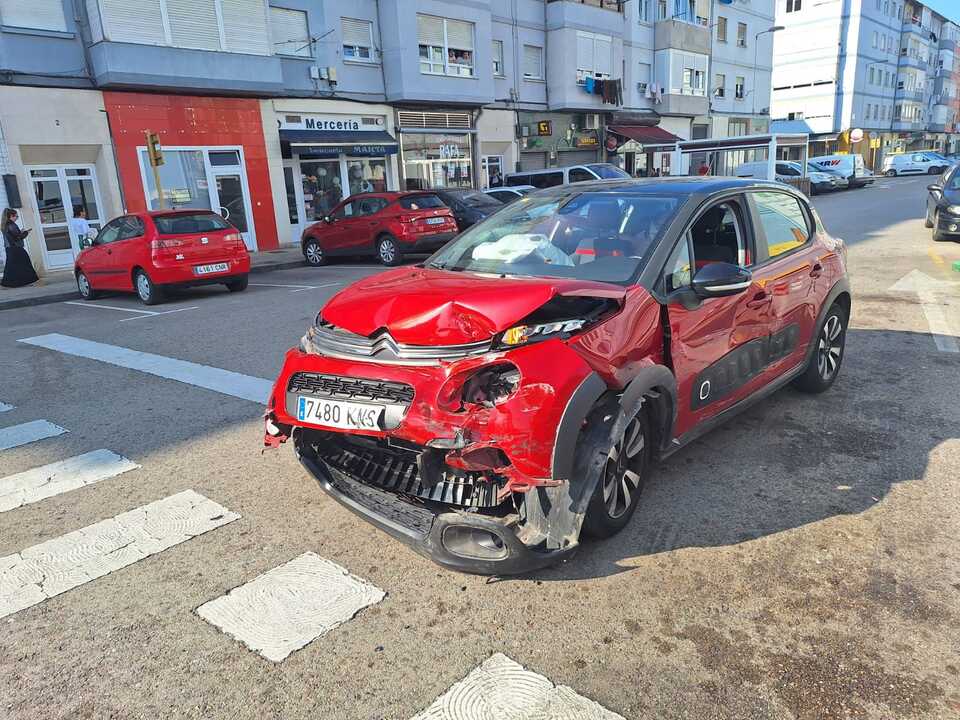 El coche que se saltó un ceda y chocó contra otro. / A.E