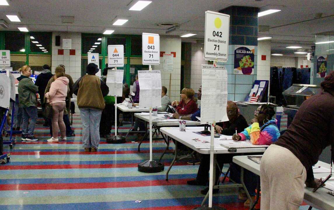 Varios ciudadanos en un colegio electoral. / EP