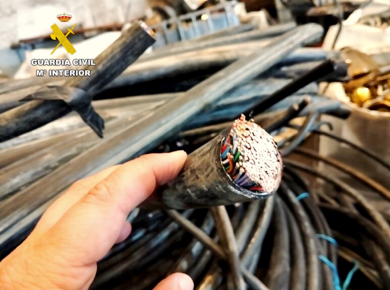 La Guardia Civil desmonta una trama que se apropió de 3.345 kilos de cable de cobre de la empresa en la que trabajaban. El cable procedía del tendido telefónico de la zona de Comillas, que estaba siendo retirado.