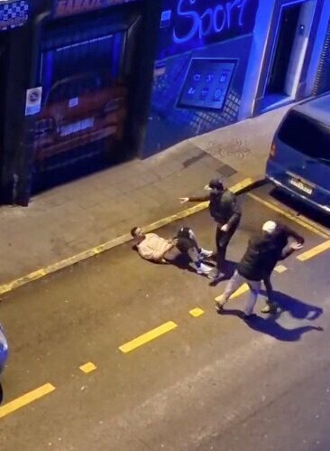 Momento de la brutal paliza.