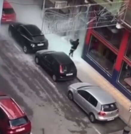 El joven implicado en los disturbios lanza el contenido de un extintor contra vehículos y portales en la calle Leonardo Torres Quevedo, en el barrio de La Inmobiliaria de Torrelavega, horas antes de ser agredido.