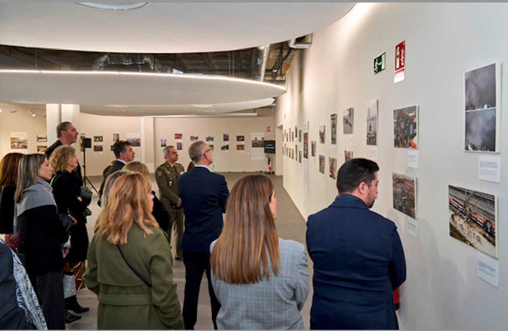 Varias personas observando una parte de la exposición. / A.E.