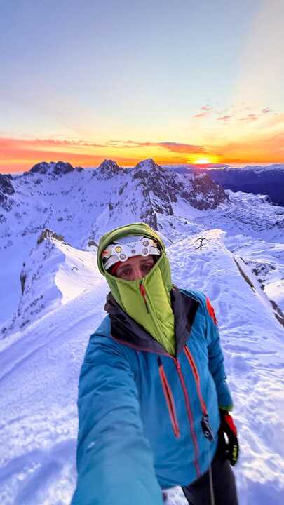 Nani, al amanecer del 1 de enero, contemplando en solitario la salida del sol desde las alturas. Una postal inolvidable que resume el espíritu de su ritual: silencio, montaña y conexión profunda con la naturaleza.