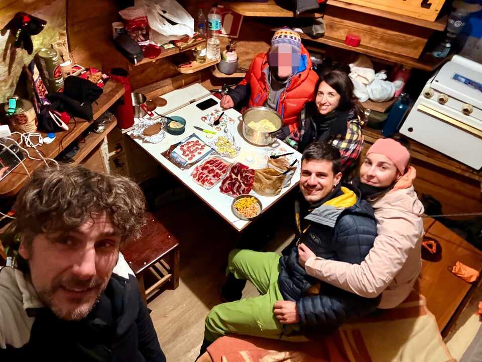 Nani, en primer plano, junto a sus compañeros de travesía en las inmediaciones de Cabaña Verónica, donde celebraron la Nochevieja a más de 2.300 metros de altitud, rodeados de nieve, silencio y montañas.