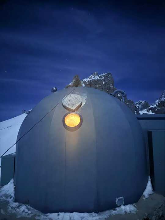 La luz de Cabaña Verónica brilla en la noche, como un faro solitario en medio del silencio helado de los Picos de Europa. / NANI