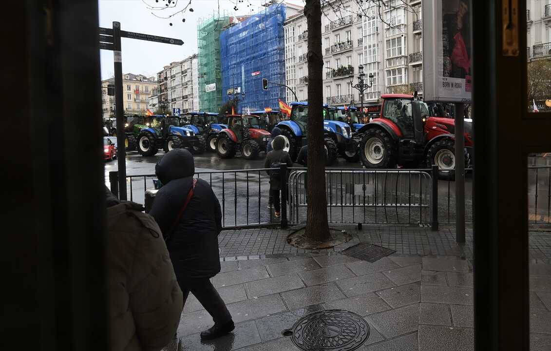 Tractores en fila bloquean el Paseo de Pereda durante la protesta del sector primario en Santander. Bajo una intensa lluvia, agricultores y ganaderos cántabros alzaron su voz contra la política agraria europea y el acuerdo con Mercosur.