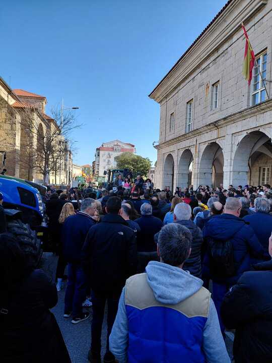 Cientos de manifestantes colapsan la calle Alta frente al Parlamento de Cantabria exigiendo soluciones reales al Gobierno de Pedro Sánchez.