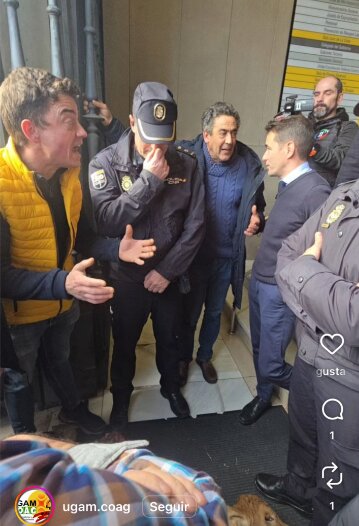 Momento de máxima tensión entre los ganaderos y el delegado del Gobierno, Pedro Casares, rodeado de policías, durante la protesta frente a Delegación.