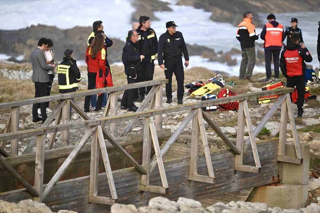 Servicios de emergencias, entre ellos Policía Nacional, bomberos y personal sanitario, trabajan en la zona de la pasarela de madera de la playa de El Bocal, en Santander, tras el accidente en el que tres mujeres fallecieron al precipitarse al mar al romperse la estructura. En el lugar permanecen desplegados equipos de rescate con material de salvamento mientras continúan las labores de búsqueda de personas desaparecidas y atención a los afectados.

Nacho Cubero / Europa Press