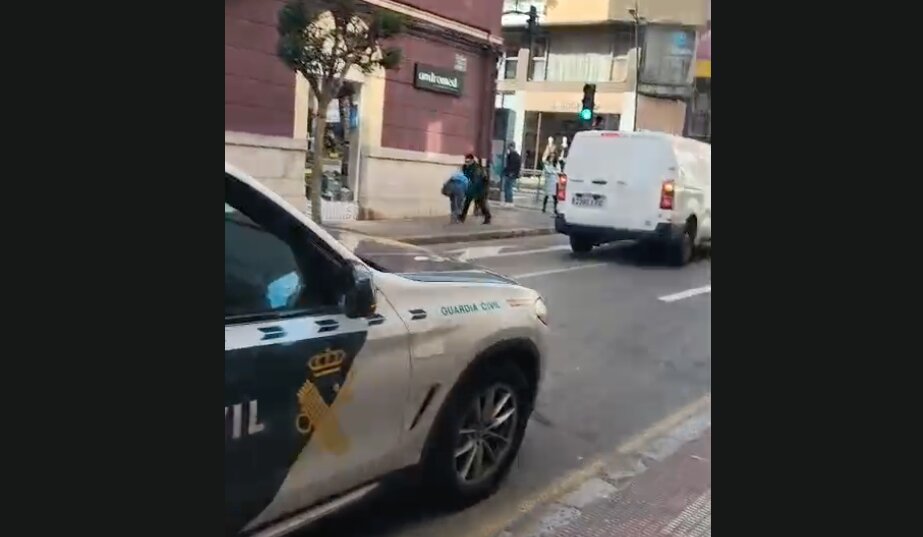 Un vehículo de la Guardia Civil permanece en la zona mientras continúa la intervención policial tras un control que derivó en detenciones.