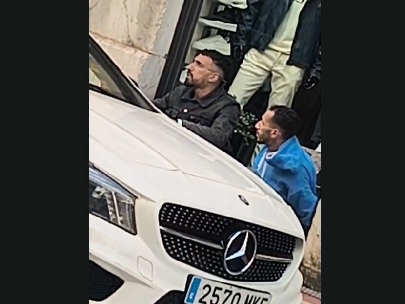 Dos de los implicados, junto a un vehículo, momentos antes de ser detenidos durante la actuación en Castro Urdiales.