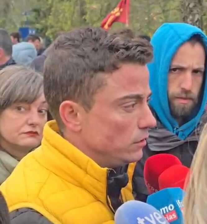 El secretario general de UGAM-COAG, Luis Pérez Portilla, atiende a los medios durante la protesta en Meruelo, momentos antes de que los ganaderos vertieran la leche como señal de rechazo a la bajada de precios.