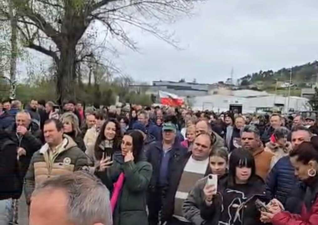Cientos de ganaderos y vecinos se concentran en Meruelo durante la protesta del sector lácteo cántabro contra la bajada de precios en origen.