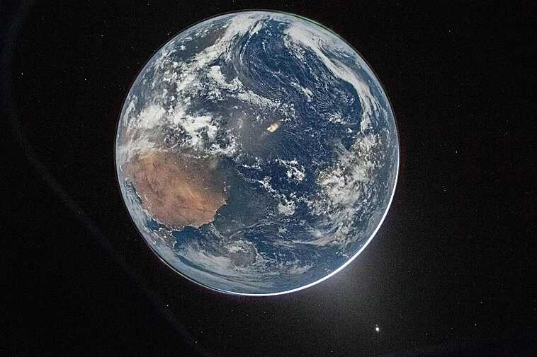La Tierra, captada en su totalidad desde la misión Artemis II, se muestra como un punto azul luminoso suspendido en la inmensidad del espacio.