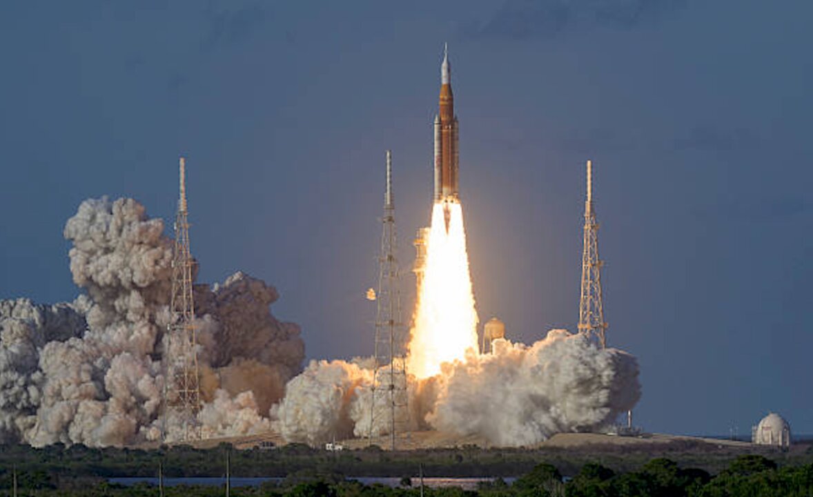 El cohete de la misión Artemis II despega rumbo al espacio en una imagen que simboliza el regreso de la exploración humana más allá de la órbita terrestre.