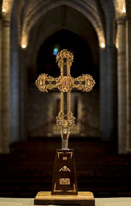 El Lignum Crucis, el mayor fragmento conservado de la cruz de Cristo, custodiado en el Monasterio de Santo Toribio de Liébana, uno de los grandes símbolos del cristianismo.
